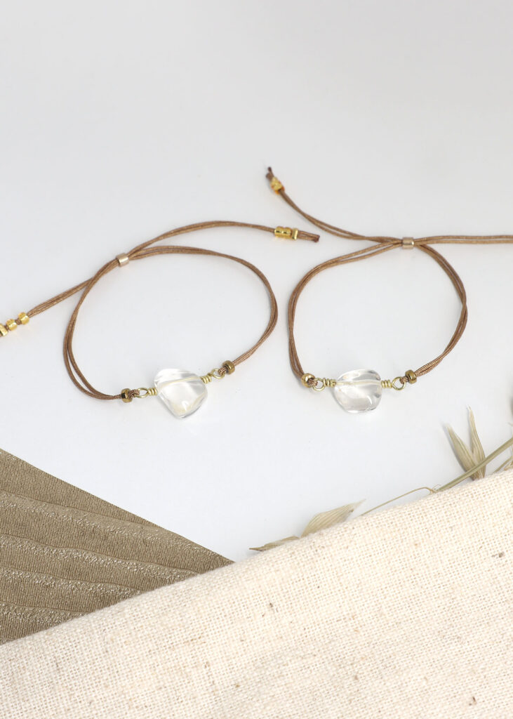 Zwei Freundschaftsarmbänder mit Bergkristall im minimalistischen Stil